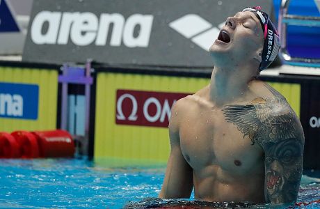 Ο Κέιλεμπ Ντρέσελ πανηγυρίζει τη νίκη του στον τελικό των 100μ. πεταλούδα του Παγκοσμίου Πρωταθλήματος κολύμβησης, Γκουάνγκτζου, Σάββατο 27 Ιουλίου 2019