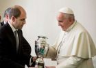 Ο Πάπας με το τρόπαιο (PHOTOS)