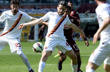 Roma's Kostantinos Manolas challenges for the ball with Torino's Josef Martinez during a Serie A soccer match between Torino and Roma at the Olympic stadium, in Turin, Italy, Sunday, April 12, 2015. (AP Photo/Massimo Pinca)