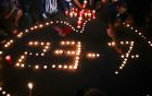 Συνταγμα σιωπηλή συγκέντρωση με κεριά για τους νεκρους απο τη πυρκαγιά στην Ανατολική Αττικη. 
Τη συγκέντρωση οργανώνει ο μπασκετμπολιστας Γιάννης Γκαγκαλούδης. (ΦΩΤΟΓΡΑΦΙΑ: KLODIAN LATO / EUROKINISSI)(EUROKINISSI/ ΤΑΤΙΑΝΑ ΜΠΟΛΑΡΗ)