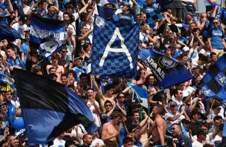 Tifosi dell'Atalanta festaggiano la promozione in Serie A, questo pomeriggio 07 maggio 2011 allo stadio Atleti Azzurri d'Italia a Bergamo.
ANSA/GIAMPAOLO MAGNI