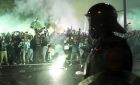 Δεν έλειψαν οι συμπλοκές των οπαδών της Σπόρτινγκ με την αστυνομία κατά τη διάρκεια των πανηγυρισμών για την κατάκτηση του τίτλου στην Πορτογαλία ύστερα από 19 χρόνια