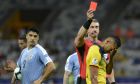 Ο Άντερσον Νταρόνκο δείχνει την κόκκινη κάρτα στον Χοσέ Κιντέρος του Εκουαδόρ, υπό το βλέμμα του αρχηγού της Ουρουγουάης Λουίς Σουάρες, σε αναμέτρηση για Group C του για το Copa America, στο Mineirao Stadium του Belo Horizonte | 16 Ιουνίου 2019  (AP Photo/Eugenio Savio)