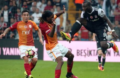 In this Saturday, Sept. 24, 2016 photo, Galatasaray's Luis Cavanda, center, and Vincent Aboubakar of Besiktas fight for the ball during their Turkish League soccer derby match at the Vodafone Arena Stadium in Istanbul, Turkey. (AP Photo)