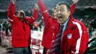 Ο προπονητής του Ολυμπιακού, Τάκης Λεμονής, πανηγυρίζει σε αναμέτρηση με την ΑΕΚ για την Α' Εθνική 2001-2002 στο Ολυμπιακό Στάδιο, Σάββατο 20 Απριλίου 2002