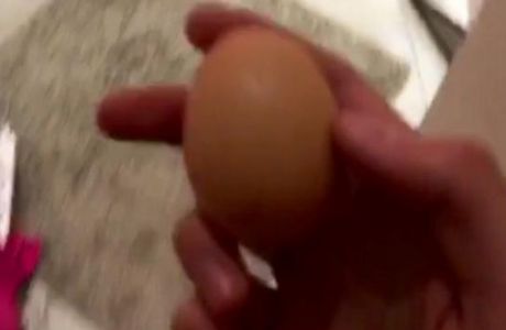 Πέταξε αυγό στη μάνα του επειδή έχασε η Σίτι (VIDEO)