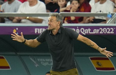 Spain's head coach Luis Enrique gives directions to his players during the World Cup round of 16 soccer match between Morocco and Spain, at the Education City Stadium in Al Rayyan, Qatar, Tuesday, Dec. 6, 2022. (AP Photo/Julio Cortez)