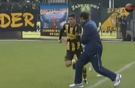 Προπονητής μαρκάρει αντίπαλο παίκτη! (VIDEO)
