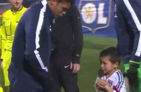 Ο Τιάγκο Σίλβα έδωσε την ζακέτα του σε παιδάκι που κρύωνε (VIDEO)