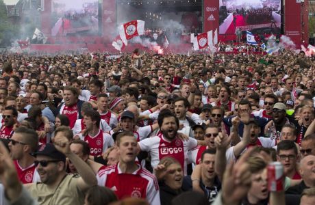 Φίλαθλοι του Άγιαξ πανηγυρίζουν την κατάκτηση του πρωταθλήματος της Eredivisie 2019-2020 από την ομάδα τους, Άμστερνταμ, Πέμπτη 16 Μαΐου 2019
