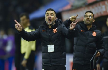 Coach Vitor Pereira of Brazil's Corinthians reacts during a Copa Libertadores round of sixteen soccer match against Argentina's Boca Juniors in Buenos Aires, Argentina, Tuesday, July 5, 2022. (AP Photo/Gustavo Garello)