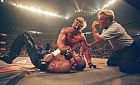 O Χαλκ Χόγκαν πνίγει τον Καρλ Μαλόουν σε τηλεοπτικό wrestling event από το 1998