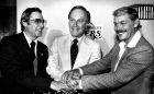 O GM των Λέικερς, Μπιλ Σάρμαν (αριστερά), ο Dr. Μπας (δεξιά) και ο Τζακ ΜακΚίνεϊ στη μέση. (AP Photo/Reed Saxon)