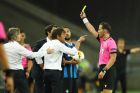 Ο προπονητής της Ίντερ, Αντόνιο Κόντε, δέχεται κίτρινη κάρτα από τον διαιτητή Ντάνι Μακέλιε κόντρα στη Σεβίλλη για τον τελικό του Europa League 2019-2020 στο 'Ράιν Ένεργκι Στάντιον' της Κολονίας | Παρασκευή 21 Αυγούστου 2020