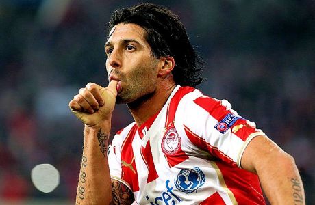 Olympiakos' Argentinian midfielder Alejandro Dominguez celebrates after scoring a goal during the round of 16 Champions League football match Olympiakos vs Manchester United at Karaiskaki Stadium in Athens on February 25, 2014. AFP PHOTO / STRINGER