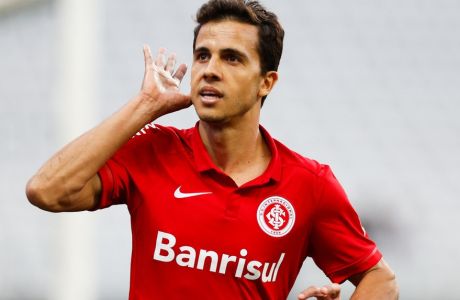 SAO PAULO, BRAZIL - JUNE 13: Nilmar of Internacional celebrates their first goal during the match between Corinthians and Internacional for the Brazilian Series A 2015 at Arena Corinthians stadium on June 13, 2015 in Sao Paulo, Brazil. (Photo by Alexandre Schneider/Getty Images)