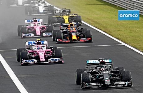 H Μercedes και η Racing Point... σε παράταξη, στις 19/7, στην Ουγγαρία. Τα φετινά αυτοκίνητα της Racing Point είναι ίδια με τις περυσινές Silver Arrows, απλά έχουν ροζ χρώμα.
