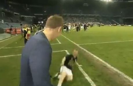 Ποδοσφαιριστής πανηγυρίζει με τάκλιν σε δημοσιογράφο