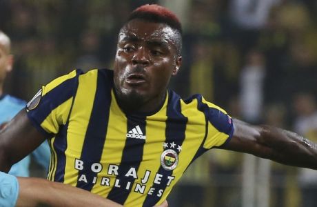 Feyenoord's Eric Botteghin, left, fights for the ball with Fenerbahce Emmanuel Emenike, right, during the Europa League group A soccer match between Fenerbahce and Feyenoord, in Istanbul, Thursday, Sept. 29, 2016. (AP Photo)