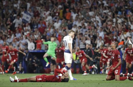 Ο απογοητευμένος Χάρι Κέιν της Τότεναμ περπατάει μπροστά από τους παίκτες της Λίβερπουλ που πανηγυρίζουν την κατάκτηση του Champions League 2018-2019 στο 'Γουάντα Μετροπολιτάνο' της Μαδρίτης', Σάββατο 1 Ιουνίου 2019