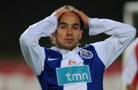 FC Porto's Fernando Belluschi from Argentina reacts after missing a shot against Leixoes in a Portuguese League soccer match at Leixoes' Mar Stadium in Matosinhos, Portugal, Saturday, Feb. 13, 2010. (AP Photo/Paulo Duarte)