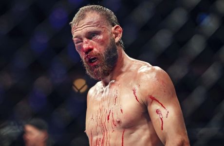 Ο Ντόναλντ Σερόνε γεμάτος αίματα μετά από αγώνα στο UFC 238