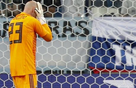 Argentina goalkeeper Wilfredo Caballero looks down after Croatia's Ante Rebic scored his side's opening goal during the group D match between Argentina and Croatia at the 2018 soccer World Cup in Nizhny Novgorod Stadium in Novgorod, Russia, Thursday, June 21, 2018. (AP Photo/Pavel Golovkin)