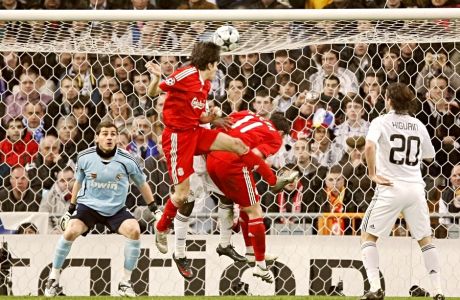 Ο Μπεναγιούν πετυχαίνει το 0-1 της Λίβερπουλ επί της Ρεάλ μέσα στο "Μπερναμπέου" (25/2/2009)