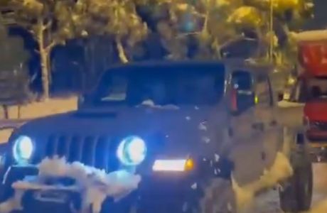 Ο Μπουρούσης τραβάει με το αμάξι του ακινητοποιημένα οχήματα λόγω του χιονιά
