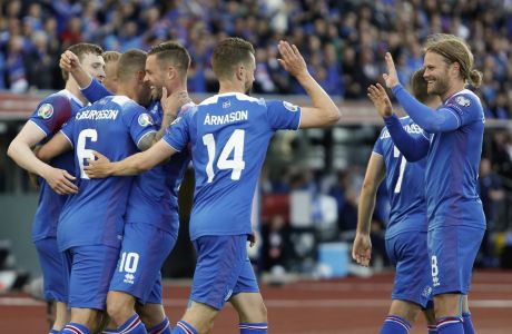 Παίκτες της Ισλανδίας πανηγυρίζουν γκολ του Ράγκναν Σίγκουρντσον στην αναμέτρηση με την Τουρκία για τη φάση των προκριματικών ομίλων του Euro 2020 στο 'Λαουγκαρνταλσβολούρ', Ρέικιαβικ | Τρίτη 11 Ιουνίου 2019