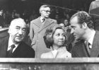 Ο πρόεδρος Βιθέντε Καλντερόν (αριστερά) μαζί με το βασιλικό ζεύγος της Ισπανίας (Χουάν Κάρλος & Σοφία) στο προεδρικό πάλκο του "Βιθέντε Καλντερόν" στη διάρκεια αγώνα της Ατλέτικο με τη Ρεάλ Μαδρίτης (11/1/1976)