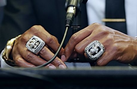 O πρώην παίκτης των Μαϊάμι Χιτ, Κρις Μπος φοράει τα δακτυλίδια του πρωταθλητή, κατά τη διάρκεια συνέντευξης Τύπου, με αφορμή την απόσυρση της φανέλας του στο ημίχρονο αγώνα μεταξύ Χιτ και Ορλάντο Μάτζικ