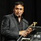 Ο Γκιγέρμο Όγιος με το βραβείο του καλύτερου προπονητή στη Χιλή για το 2017 από το περιοδικό "El Gráfico Chile". 