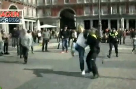 Τον συνέλαβαν επειδή έπαιζε μπάλα σε πλατεία (VIDEO)