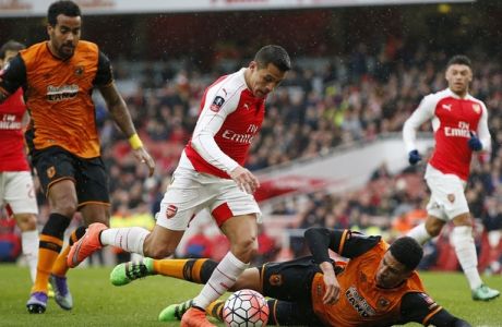 Football Soccer - Arsenal v Hull City - FA Cup Fifth Round - Emirates Stadium - 20/2/16
Arsenal's Alexis Sanchez goes past Hull City's Curtis Davies before shooting at goal
Action Images via Reuters / John Sibley
Livepic
EDITORIAL USE ONLY. No use with unauthorized audio, video, data, fixture lists, club/league logos or "live" services. Online in-match use limited to 45 images, no video emulation. No use in betting, games or single club/league/player publications.  Please contact your account representative for further details.
