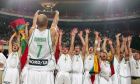Ο Σαούλιους Στομπέργκας σηκώνει το τρόπαιο στην απονομή του Ευρωμπάσκετ 2003 στη Λιθουανία, ύστερα από τον τελικό κόντρα στην Ισπανία στην 'Στόκχολμ Γκλόουμπ Αρένα', Στοκχόλμη | Κυριακή 14 Σεπτεμβρίου 2003