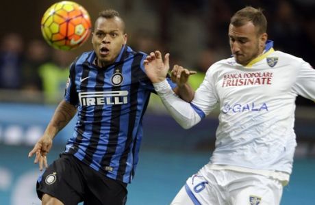 Inter Milanís Jonathan Biabiany, left, challenges for the ball with Frosinone's Leonardo Blanchard during a Serie A soccer match at the San Siro stadium in Milan, Italy, Sunday, Nov. 22, 2015. (AP Photo/Luca Bruno)