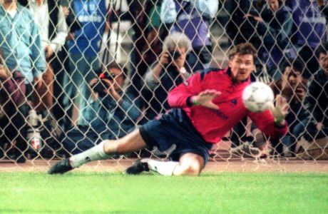 Ο Γιόζεφ Βάντσικ αποκρούει το πέναλτι του Βασίλη Δημητριάδη στον τελικό του Κυπέλλου 1993-94, με τον Παναθηναϊκό να κατακτά το τρόπαιο κόντρα στην ΑΕΚ. ACTION IMAGES PRESS AGENCY