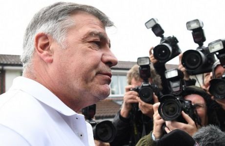 Former England national football team manager Sam Allardyce speaks to the press outside his home in Bolton on September 28, 2016.
Sam Allardyce's reign as England manager came to a humiliating end yesterday as he departed after just 67 days in charge following his controversial comments in a newspaper sting. / AFP PHOTO / PAUL ELLIS