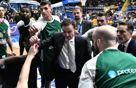 Ο προπονητής του Παναθηναϊκού, Ρικ Πιτίνο, δίνει οδηγίες σε time out κατά τη διάρκεια του αγώνα με το Περιστέρι για την ΕΚΟ Basket League 2019-2020 στο 'Ανδρέα Παπανδρέου', Κυριακή 15 Δεκεμβρίου 2019