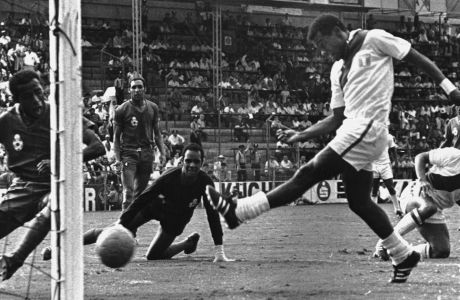 Το 1970, εναντίον του Μαρόκου, ο Τεόφιλο Κουμπίγιας σκοράρει το πρώτο γκολ (AP Photo)