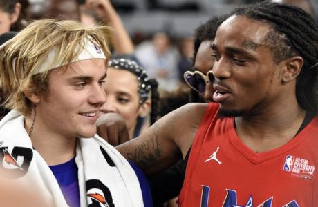 Musician Justin Bieber, left, of Team Lakers, and with rapper and game MVP Quavo, of Team Clippers, talk following the NBA All-Star celebrity basketball game Friday, Feb. 16, 2018, in Los Angeles. (AP Photo/Chris Pizzello)