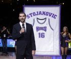 Former Sacramento Kings forward Peja Stojakovic, of Serbia, thanks the crowd after the team retired his jersey during a ceremony at the half time of an NBA basketball game against the Oklahoma City Thunder  in Sacramento, Calif., Tuesday, Dec. 16, 2014. The Thunder won 104-92. (AP Photo/Rich Pedroncelli)