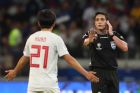 Ο Τακεφούσα Κούμπο διαμαρτύρεται στον διαιτητή Χεσούς Βαλενσουέλα στο ματς της Ιαπωνίας με το Εκουαδόρ για το Κόπα Αμέρικα του 2019.