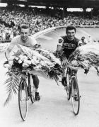 Ζακ Ανκετίλ και Ρεϊμόν Πουλιντόρ στο "Παρκ ντε Πρενς" στο Παρίσι, μετά την ολοκλήρωση του Tour de France του 1964. Ο Ανκετίλ κέρδισε το πέμπτο του Τουρ, ενώ ο Πουλιντόρ ήρθε δεύτερος στη γενική.
