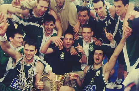 Παίκτες του Παναθηναϊκού πανηγυρίζουν την κατάκτηση της Euroleague 1999-2000 έπειτα από τον τελικό κόντρα στη Μακάμπι στο Κλειστό Γήπεδο ΠΑΟΚ, Πέμπτη 20 Απριλίου 2020