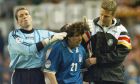Ο Τζιανφράνκο Τζόλα της Ιταλίας ανάμεσα στον Αντρέας Κέπκε (αριστερά) και στον Όλιβερ Μπίρχοφ (δεξιά) της Γερμανίας έπειτα από την αναμέτρηση για τη φάση των ομίλων του Euro 1996 στο 'Ολντ Τράφορντ', Μάντσεστερ, Τετάρτη 19 Ιουνίου 1996