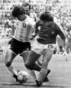 Ο Κλαούντιο Μπόργκι ανάμεσα σε Φερνάντο ντε Νάπολι και Αντόνιο Καμπρίνι στο 1-1 μεταξύ Αργεντινής και Ιταλίας