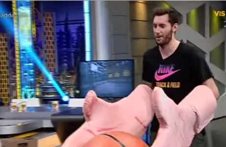 Ο Ρούντι σε τηλεοπτική εκπομπή παίζει ένα διαφορετικό μπάσκετ
