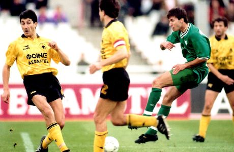 Ο Κώστας Φραντζέσκος του Παναθηναϊκού ανάμεσα από παίκτες της ΑΕΚ σε στιγμιότυπο από την αναμέτρηση για την Α' Εθνική 1992-1993 στο Ολυμπιακό Στάδιο, Κυριακή 22 Νοεμβρίου 1992